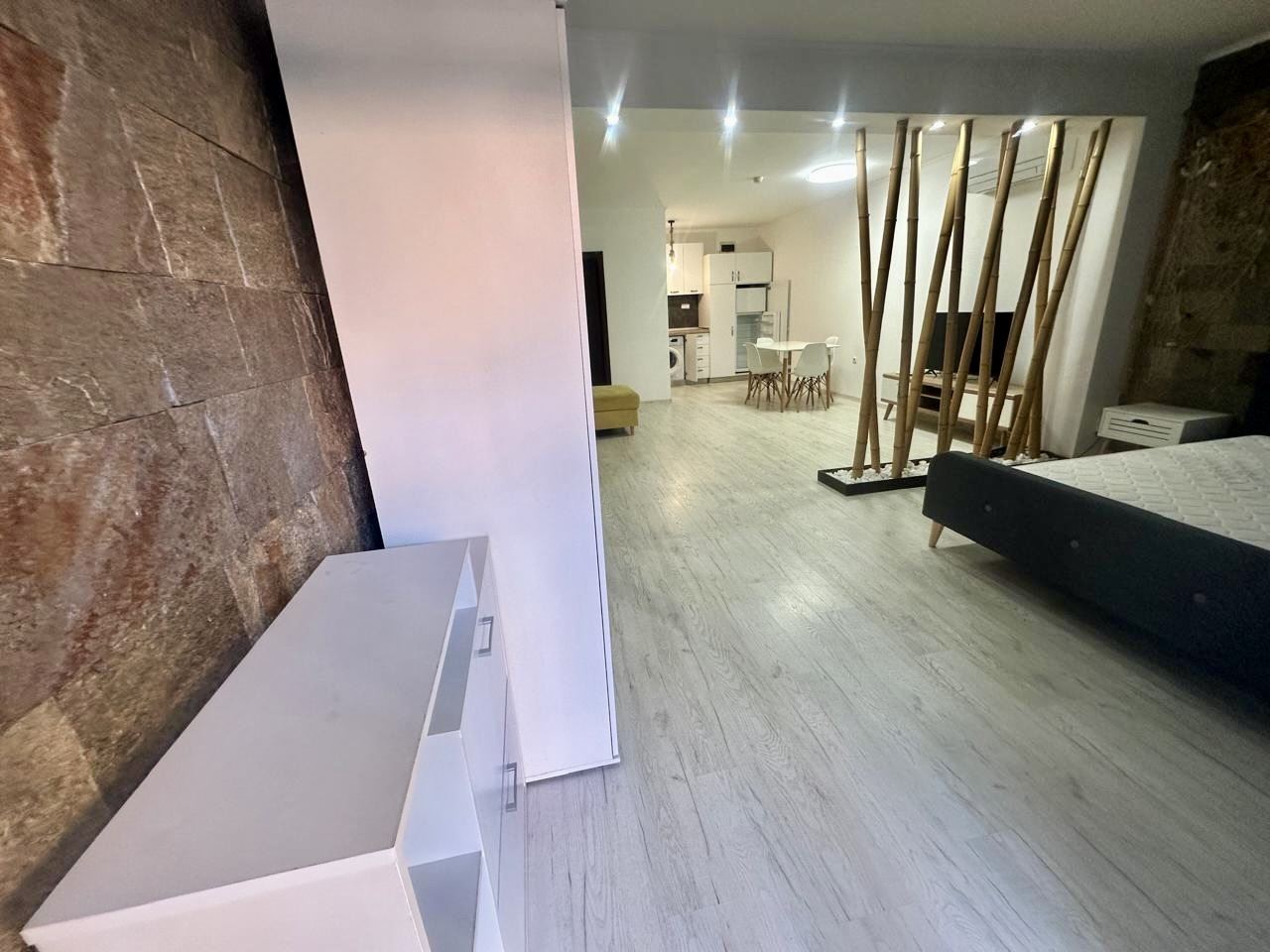 Просторно студио на партер с тераса и възможност за двустаен апартамент – само на 300 м от морето