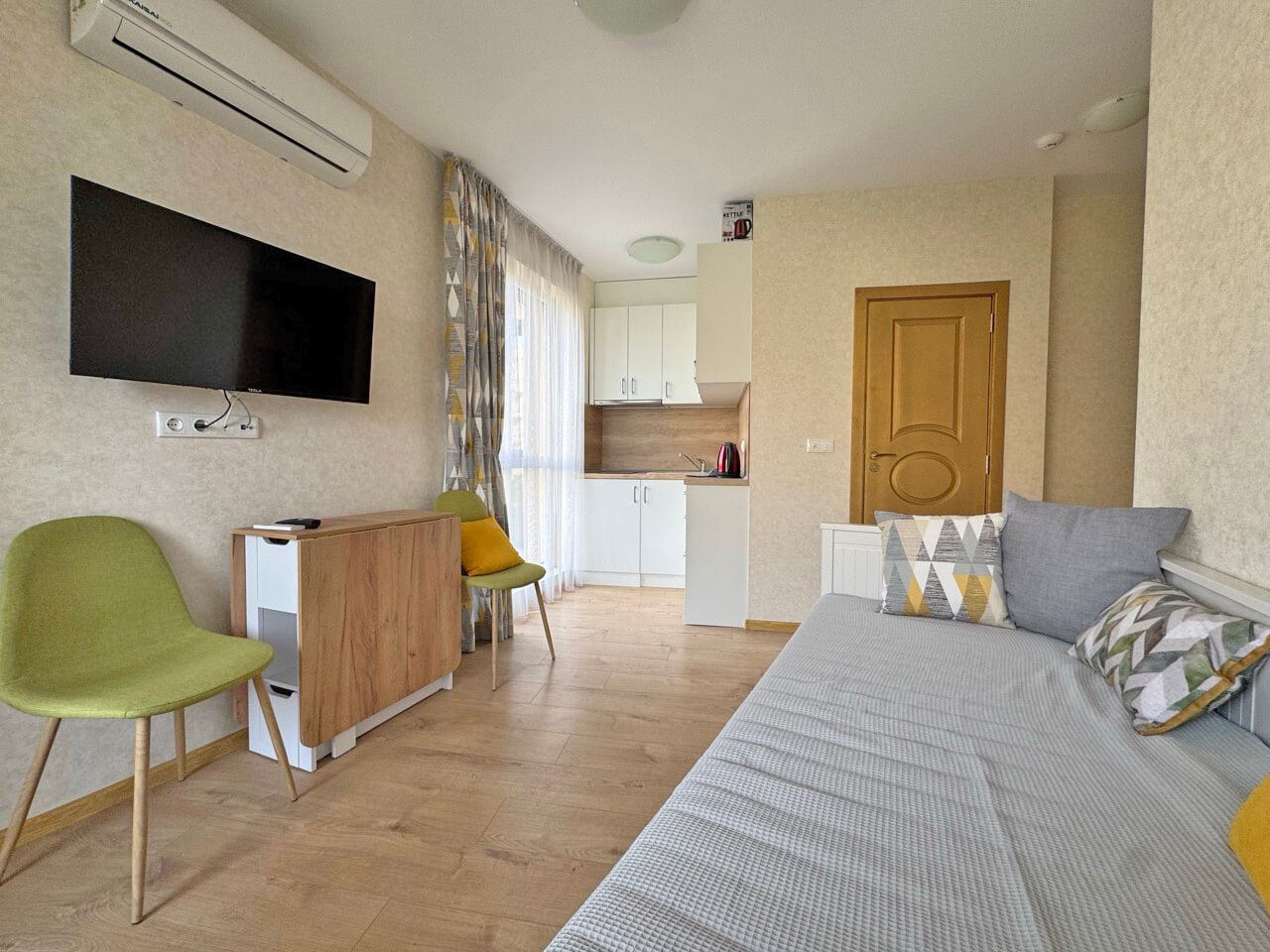 Светло студио в луксозен комплекс – прекрасен уют край басейна