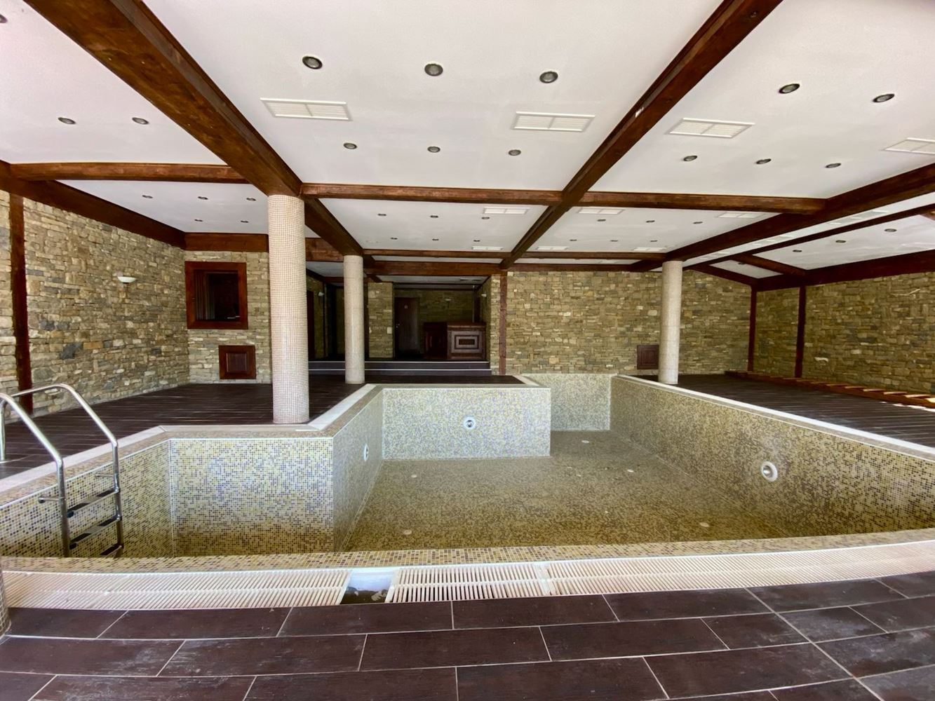 Просторно напълно обзаведено студио с гледка към басейн в слънчев бряг – комфорт, спокойствие и отлична инвестиция