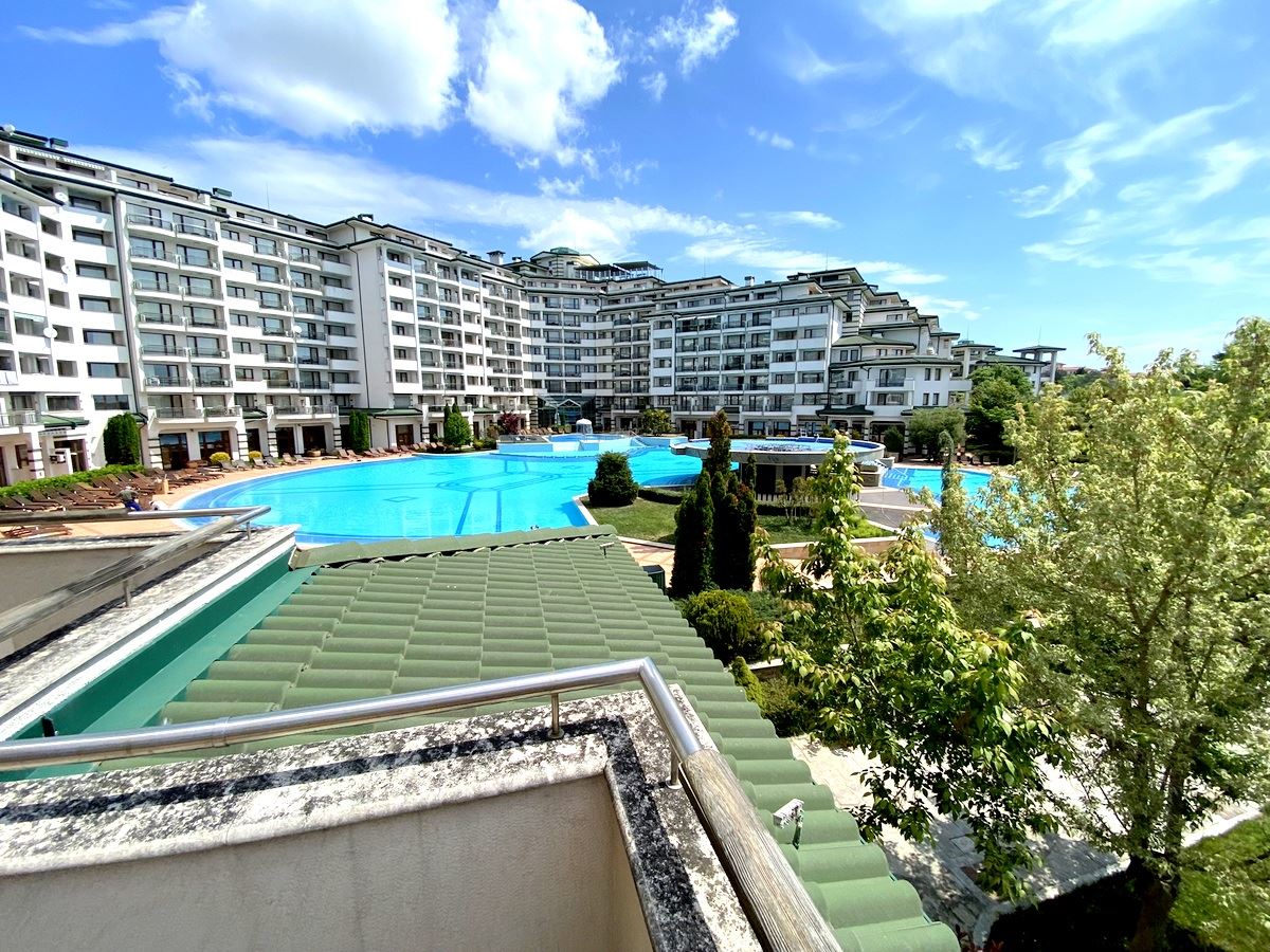 Просторен двустаен апартамент на първа линия в Равда – лукс, природа и впечатляваща гледка към басейна