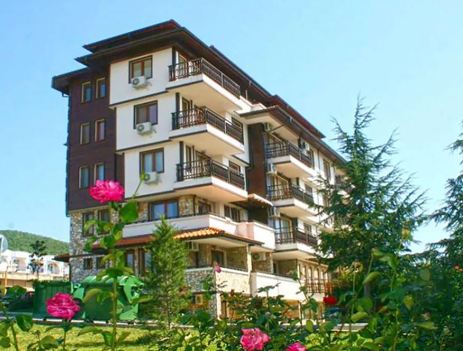 Просторен тристаен апартамент в бутиков комплекс на метри от морето в Свети Влас