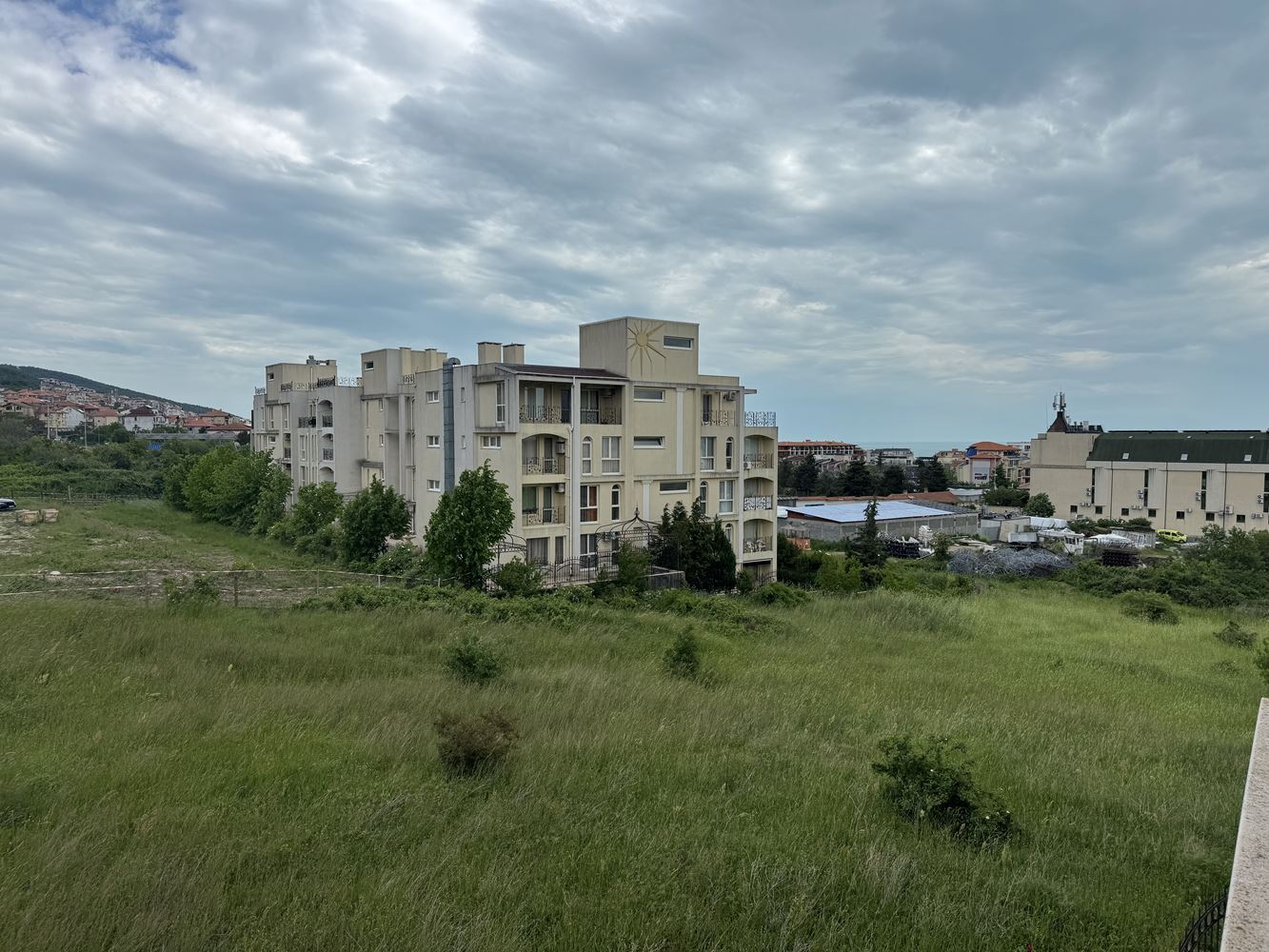 Компактно студио с панорамна планинска гледка в Свети Влас – комфорт, природа и отлична инфраструктура