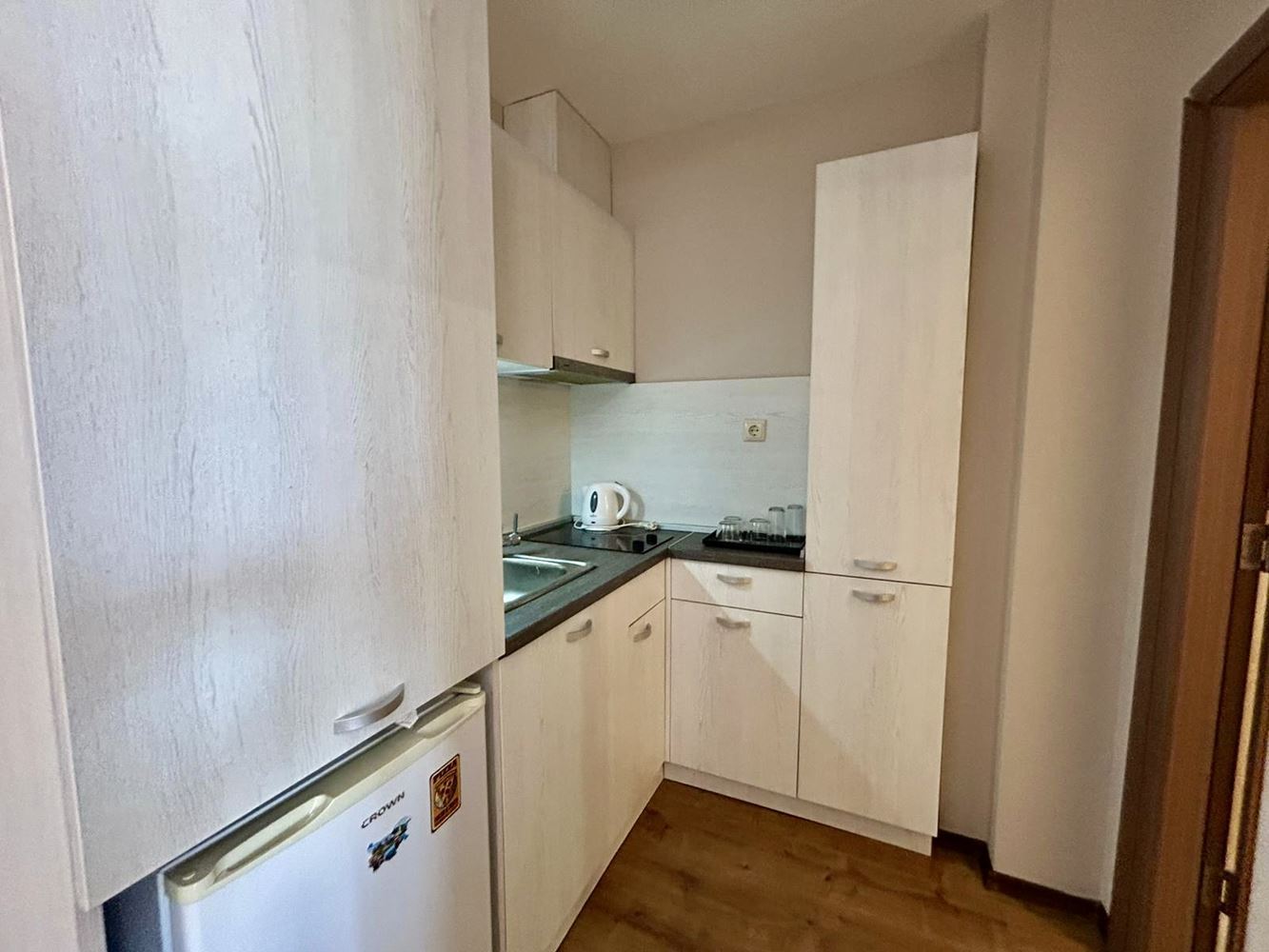 Светло и уютно студио с гледка към красива вътрешната територия – комфорт и спокойствие в модерен комплекс