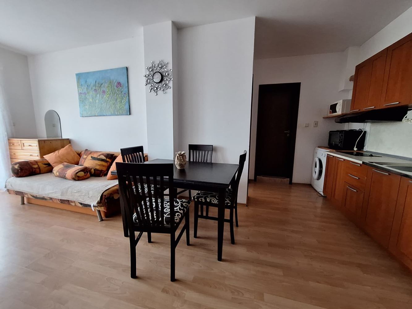 Просторен двустаен апартамент в луксозен комплекс с басейни и спортни удобства