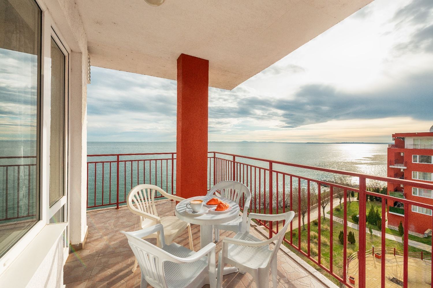 Стилен тристаен апартамент на първа линия с директна гледка море в Свети Влас – простор, лукс и пълни удобства