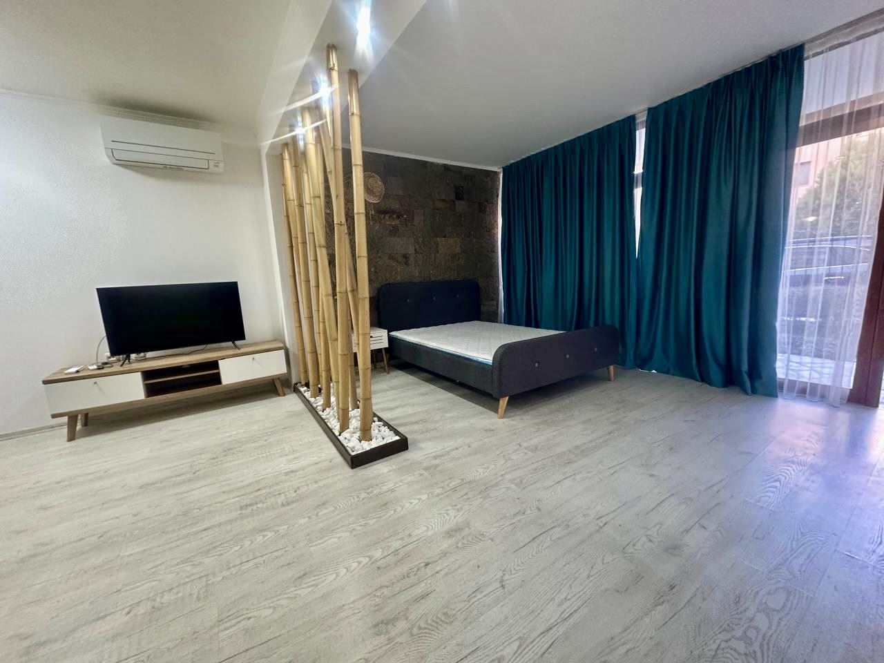 Просторно студио на партер с тераса и възможност за двустаен апартамент – само на 300 м от морето