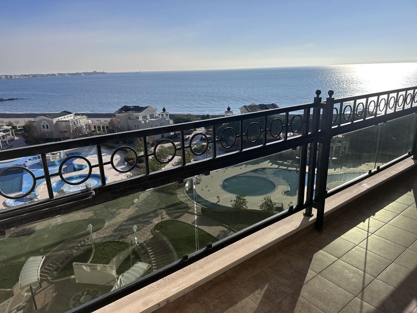 Тристаен апартамент в Поморие с фронтална морска гледка – луксозен живот на първа линия