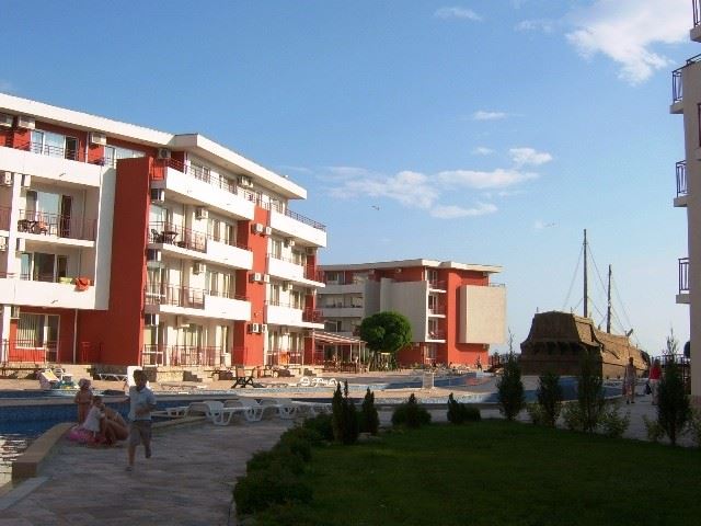 Двустаен апартамент на първа линия море в охраняем комплекс в Елените