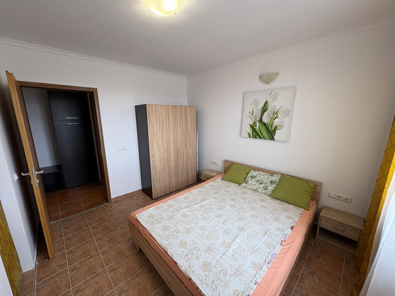 Поморие - просторен тристаен апартамент на първа линия с морска гледка, ниска такса поддръжка 