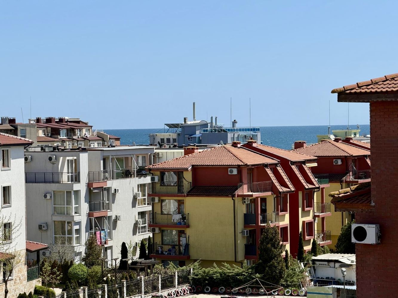 Панорамно студио с впечатляваща морска гледка в Несебър – готово за нанасяне