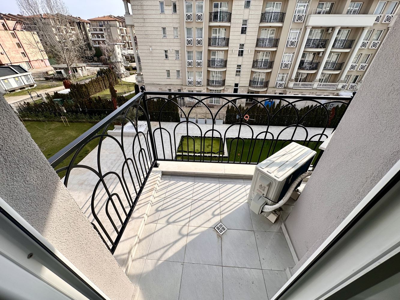 Уютен двустаен апартамент с гледка към басейн и зелени площи в Слънчев бряг – готов за ползване