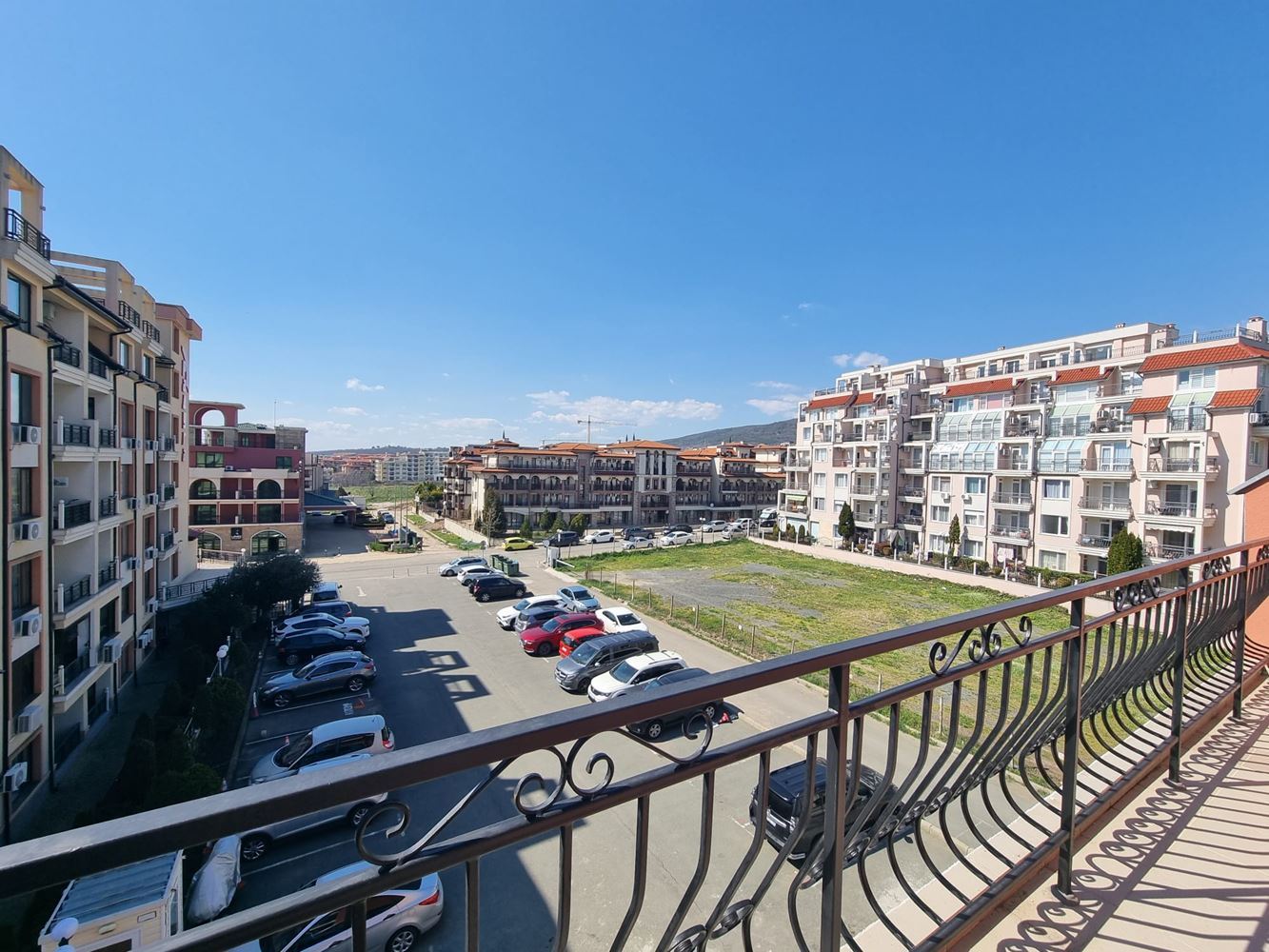 Светъл и модерен апартамент с отлична локация – съчетание на комфорт, природа и морски дух