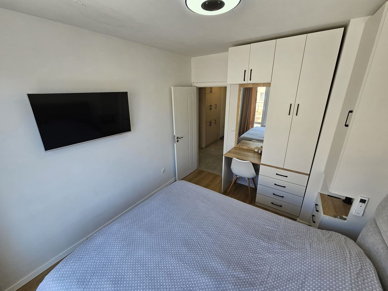 Просторен и светъл тристаен апартамент с две големи тераси в Меден Рудник – идеален за семейство или инвестиция