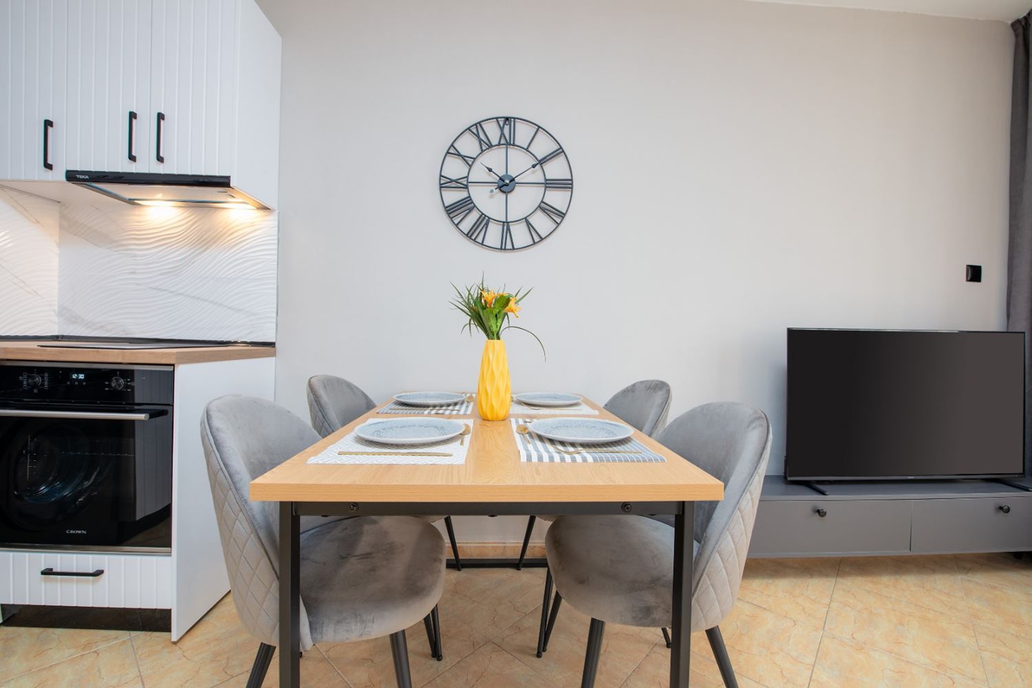 Стилно реновиран тристаен апартамент с две спални в поддържан комплекс в Слънчев бряг – комфорт, спокойствие и отлична локация