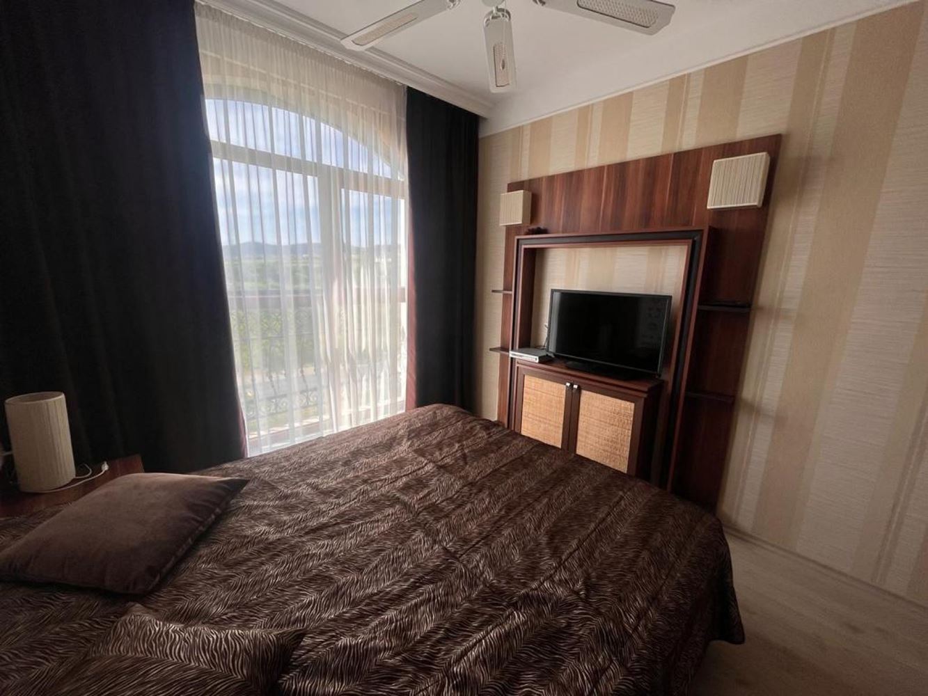 Просторен тристаен апартамент с висок клас удобства на Слънчев бряг