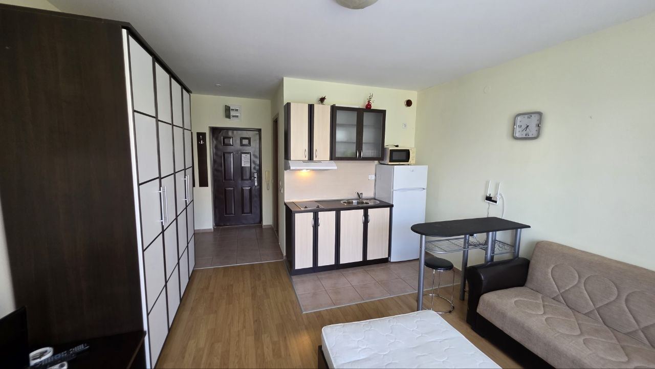 Практично и уютно студио на Слънчев бряг – уют и спокойствие с гледка към басейна