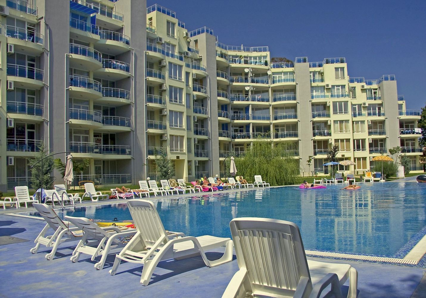 Слънчево и просторно студио с морска гледка в Равда – на 100 м от плажа, в поддържан комплекс с басейн и зеленина