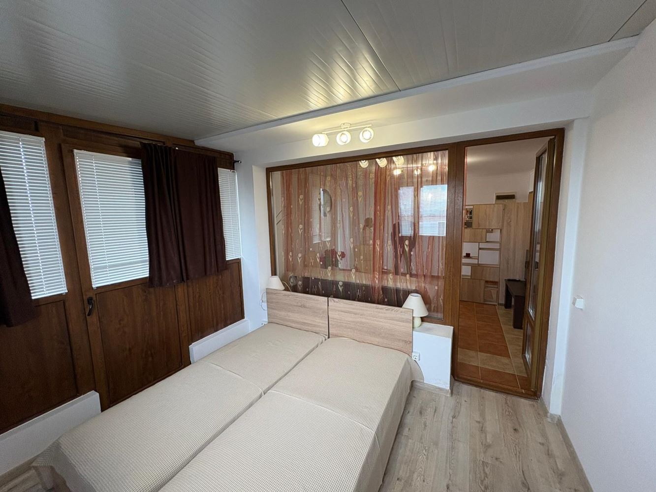 Поморие - просторен тристаен апартамент на първа линия с морска гледка, ниска такса поддръжка 