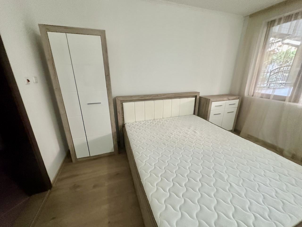 Просторно студио на партер с голяма тераса и възможност за двустаен апартамент – сигурност и комфорт в Несебър