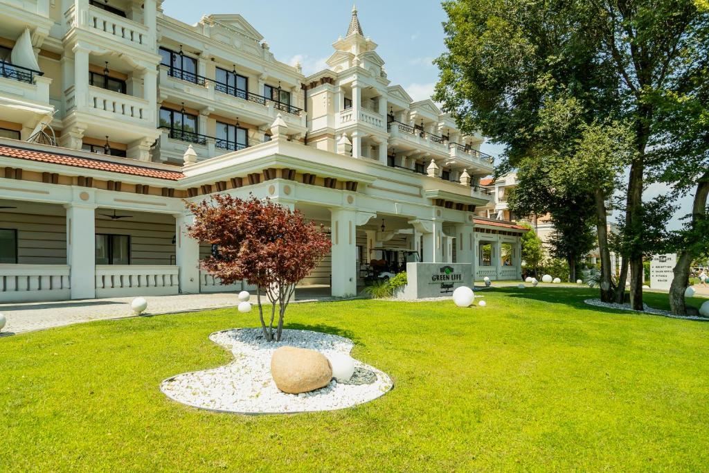 Тристаен апартамент с просторна веранда и зеленина в луксозен комплекс на Каваците, Созопол