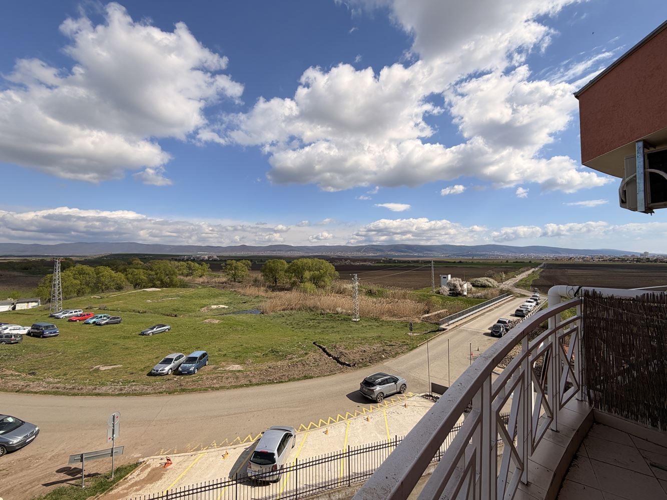 Тристаен апартамент с панорамна тераса в покрайнините на Слънчев бряг – уют, тишина и стил