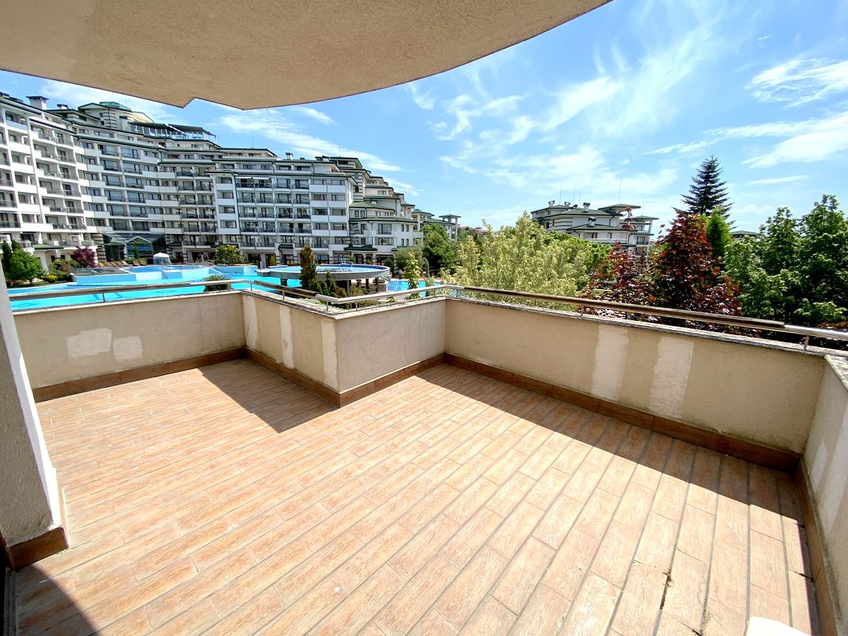 Просторен двустаен апартамент на първа линия в Равда – лукс, природа и впечатляваща гледка към басейна