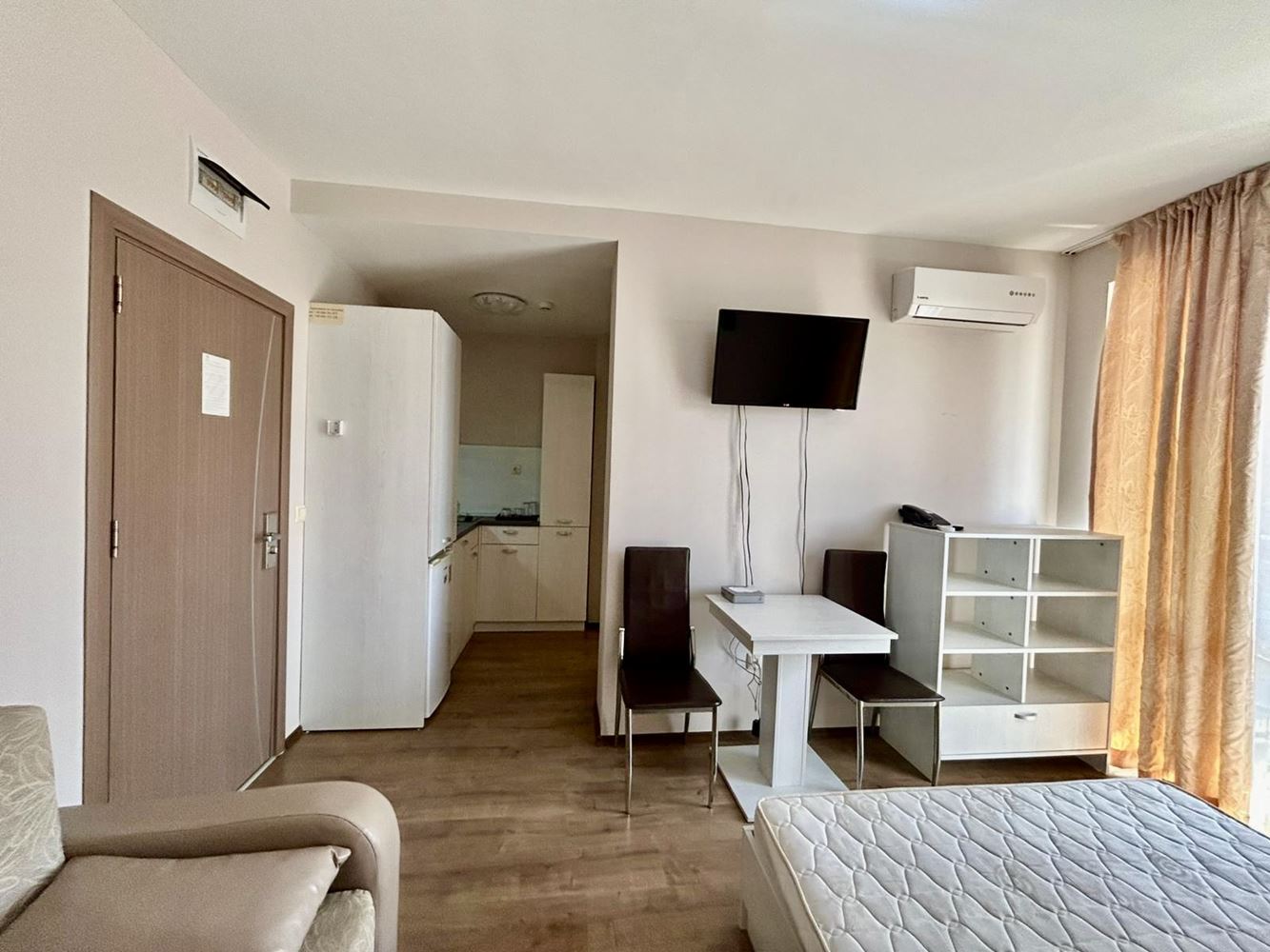 Светло и уютно студио с гледка към красива вътрешната територия – комфорт и спокойствие в модерен комплекс