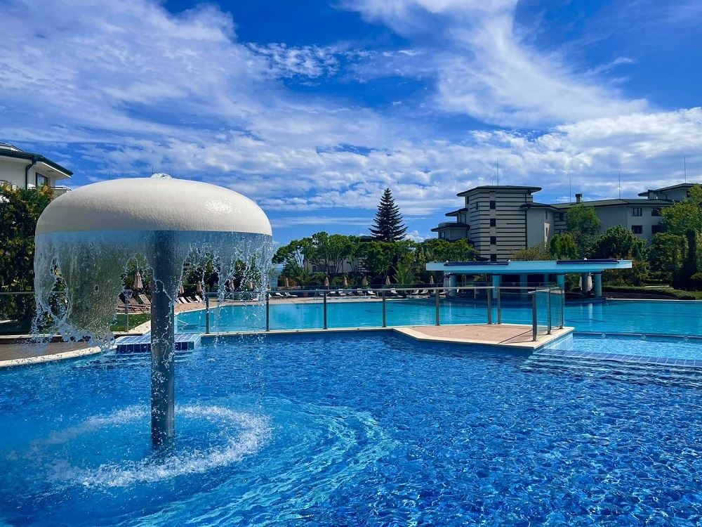 Високия стандарт и разнообразни удобства - страхотен двустаен апартамент в луксозен комплекс на първа линия в Равда