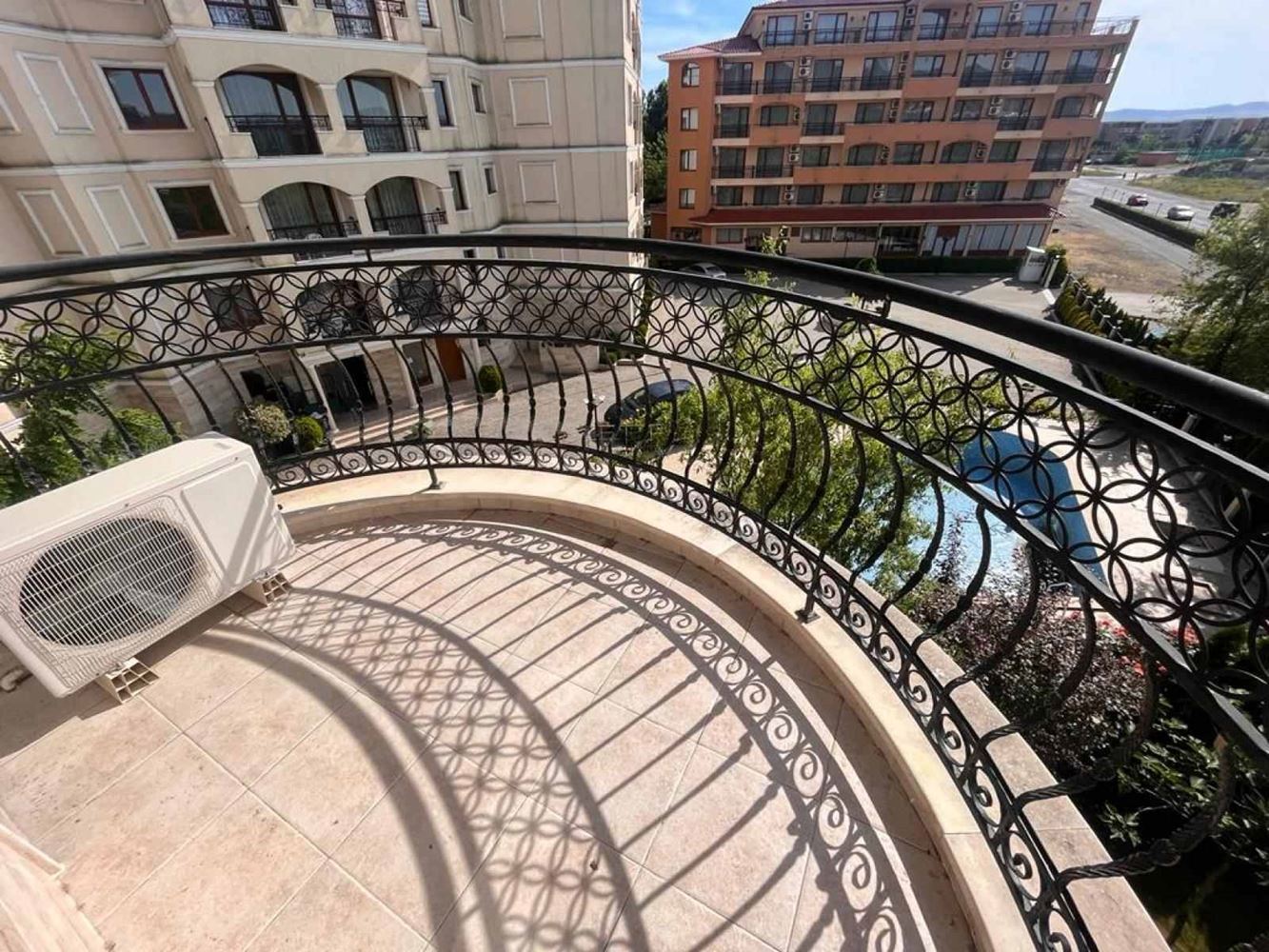 Просторен тристаен апартамент с висок клас удобства на Слънчев бряг