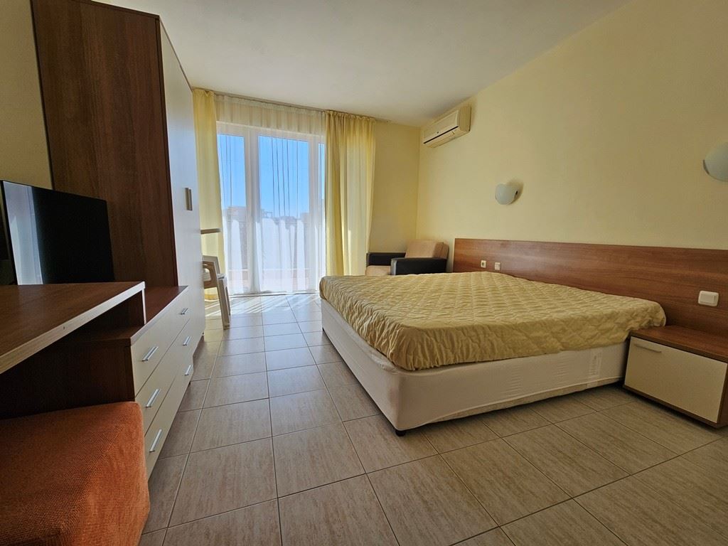 Стилно студио с панорамна гледка към басейна в Слънчев бряг – готово за живеене и инвестиция