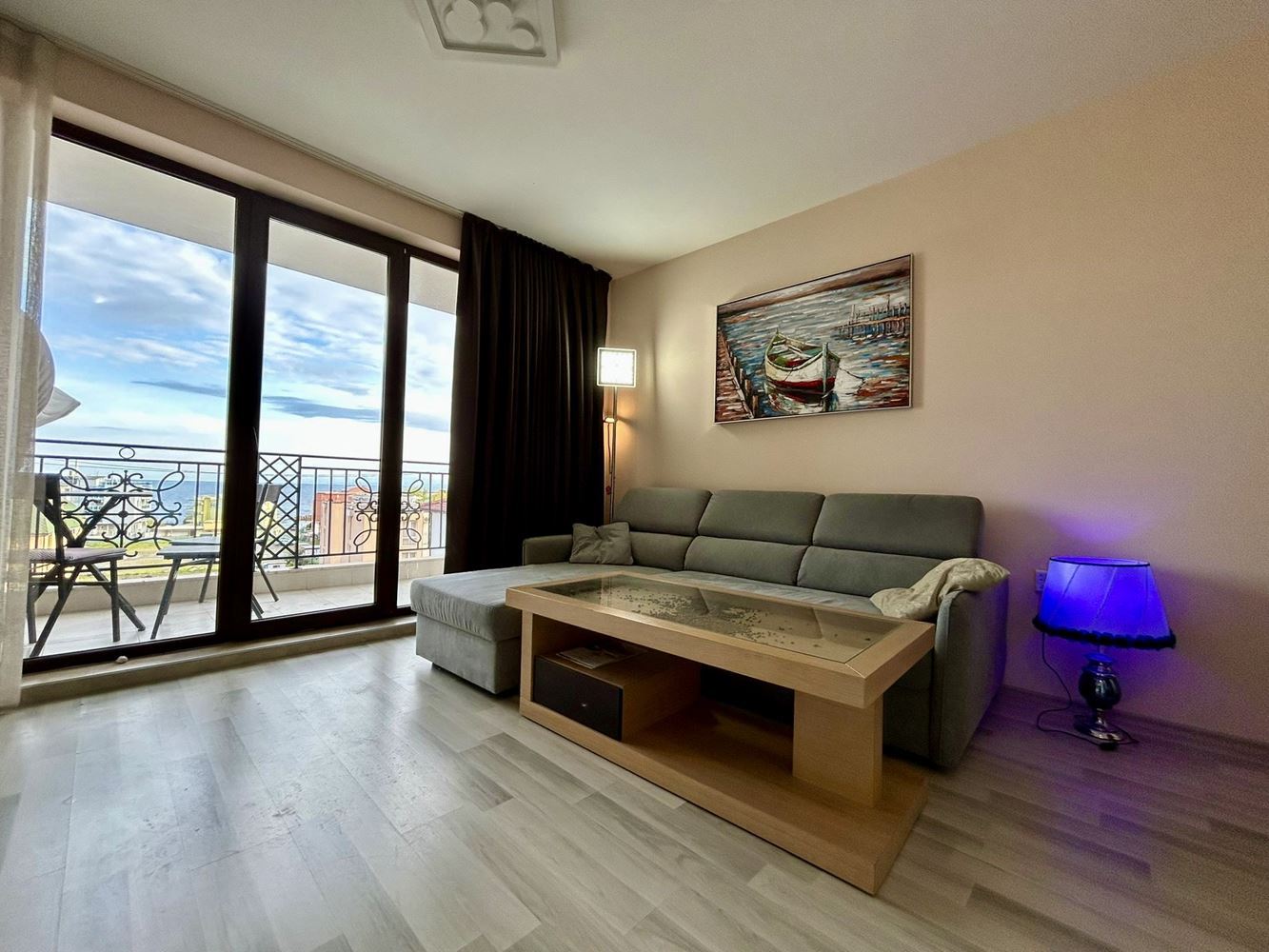 Просторен тристаен апартамент с впечатляваща морска панорама в комплекс в Несебър