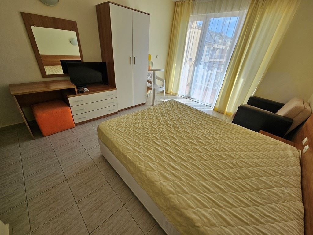 Стилно студио с панорамна гледка към басейна в Слънчев бряг – готово за живеене и инвестиция