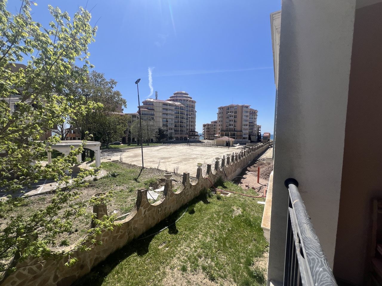 Уютно студио в сърцето на Елените – само на минути от плажа, в затворен комплекс с басейн и отлични удобства