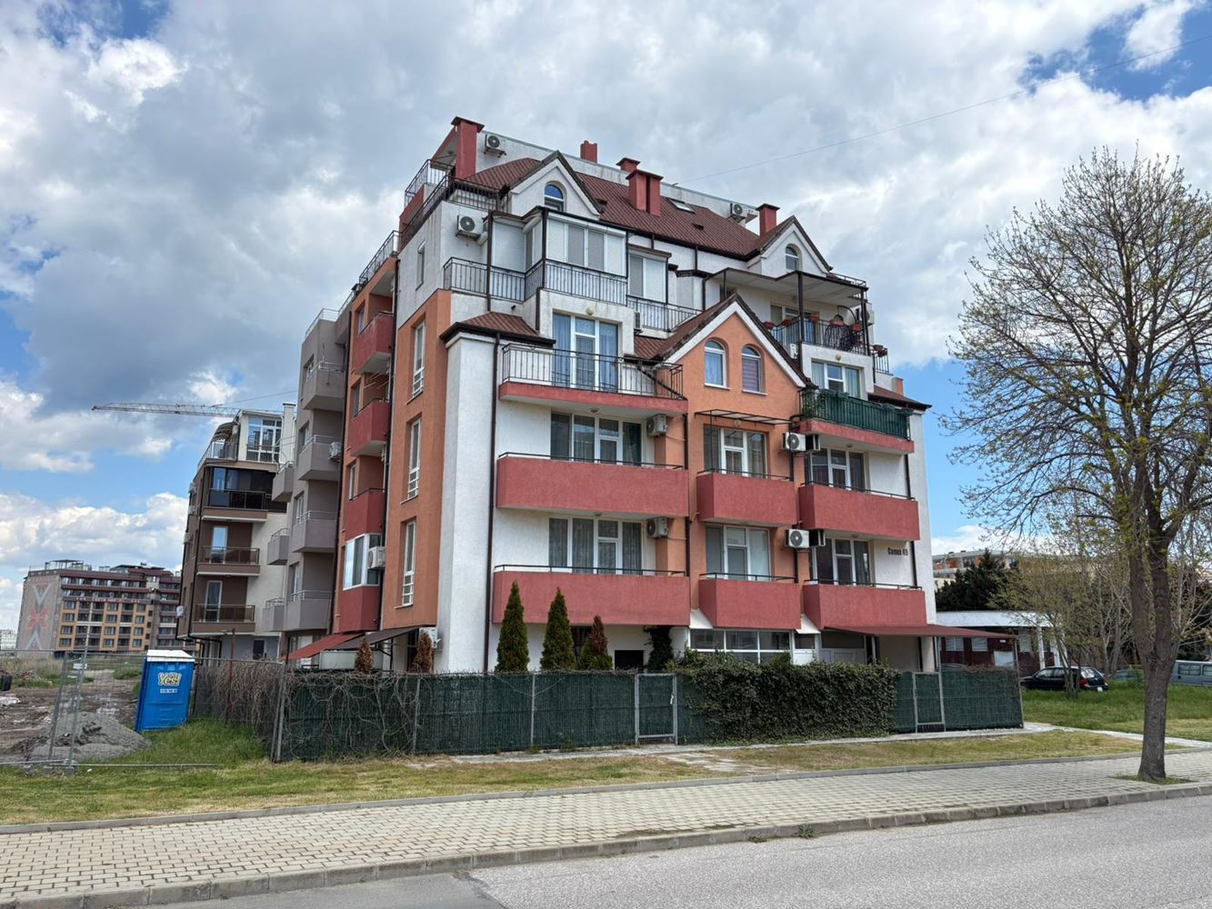 Просторен двустаен апартамент с панорамна гледка към солниците и морето в гр. Поморие