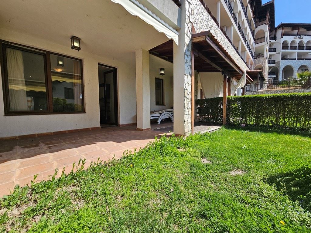 Лукс на първа линия – стилен апартамент с веранда, собствена градина и морска гледка в Свети Влас