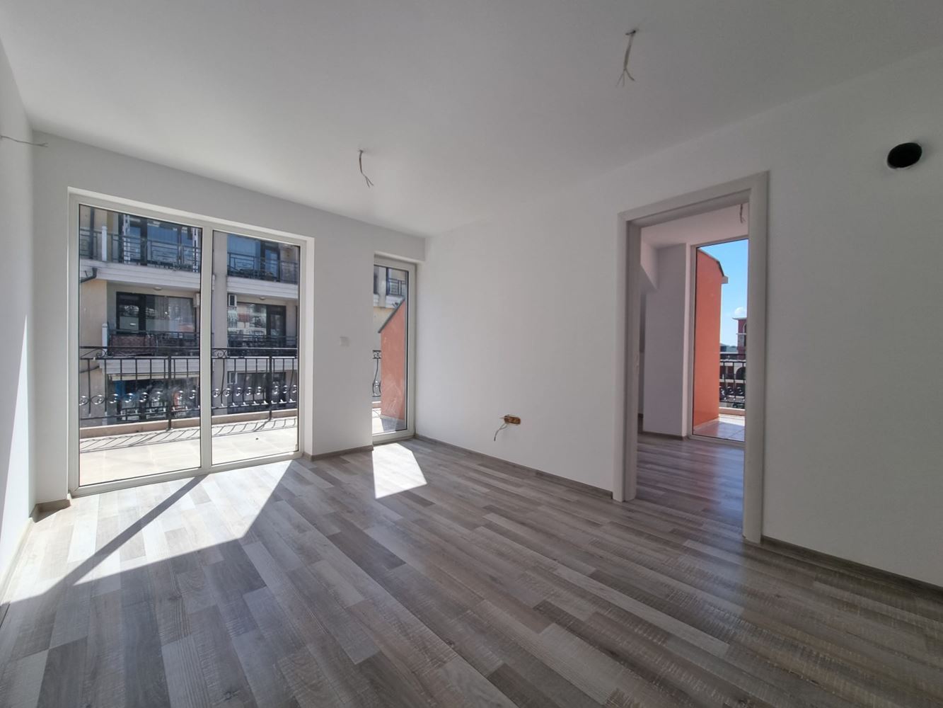 Светъл и модерен апартамент с отлична локация – съчетание на комфорт, природа и морски дух