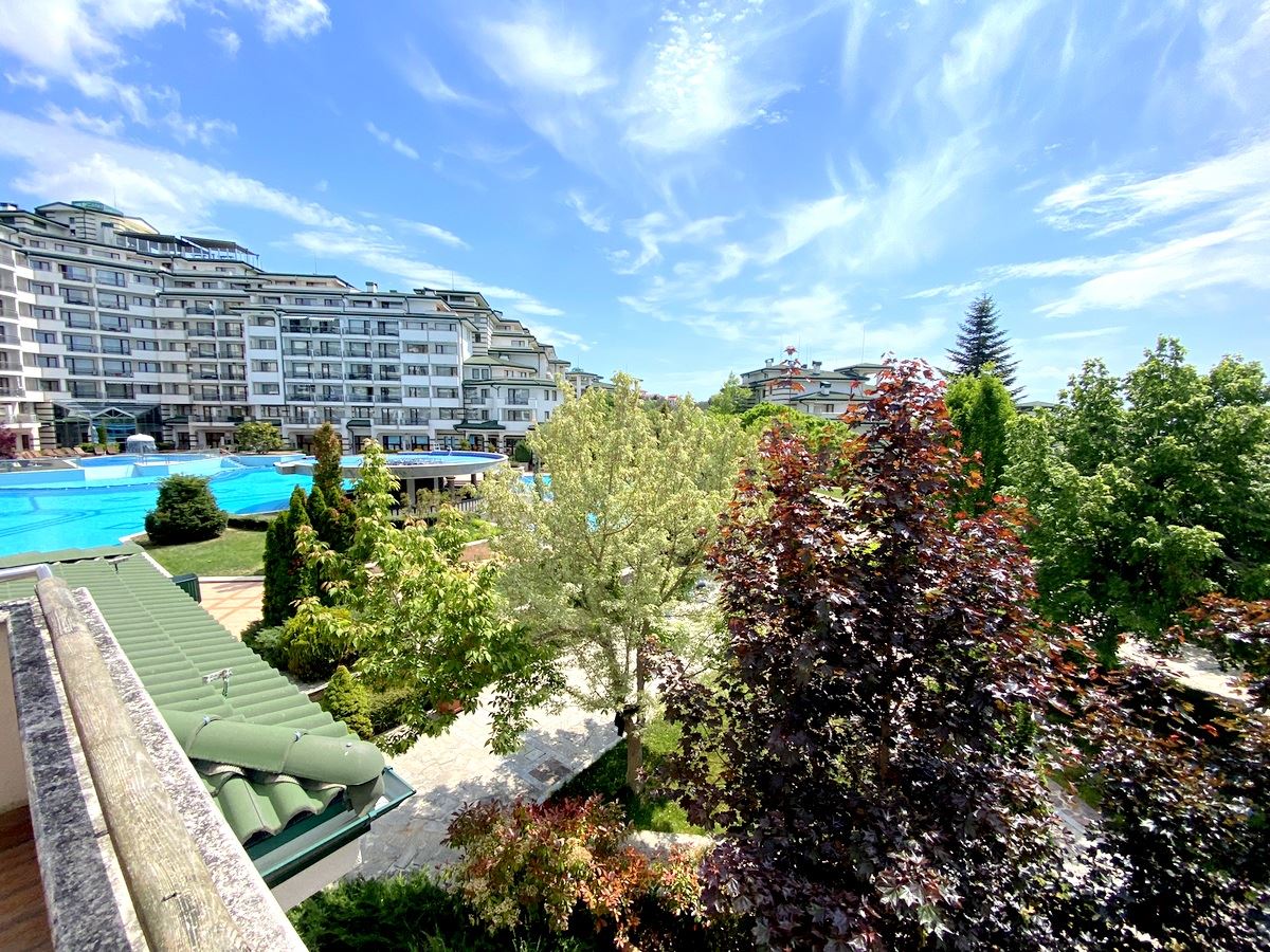 Просторен двустаен апартамент на първа линия в Равда – лукс, природа и впечатляваща гледка към басейна