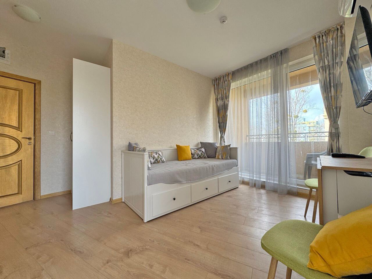 Светло студио в луксозен комплекс – прекрасен уют край басейна