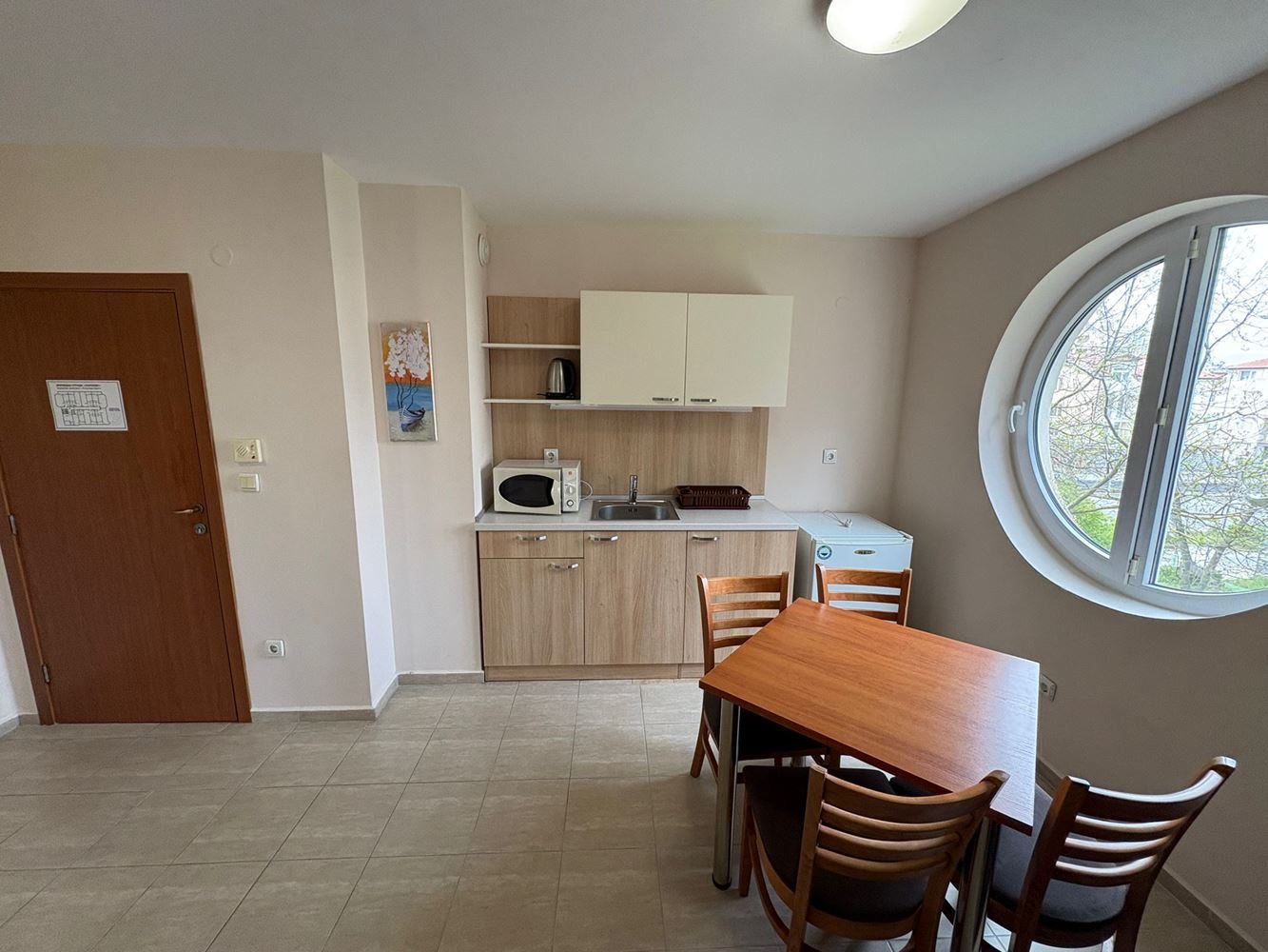 Просторен тристаен апартамент с отлични удобства и готов за нанасяне – перфектна инвестиция и комфортно жилище