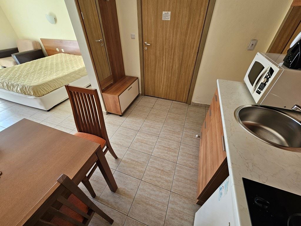 Стилно студио с панорамна гледка към басейна в Слънчев бряг – готово за живеене и инвестиция