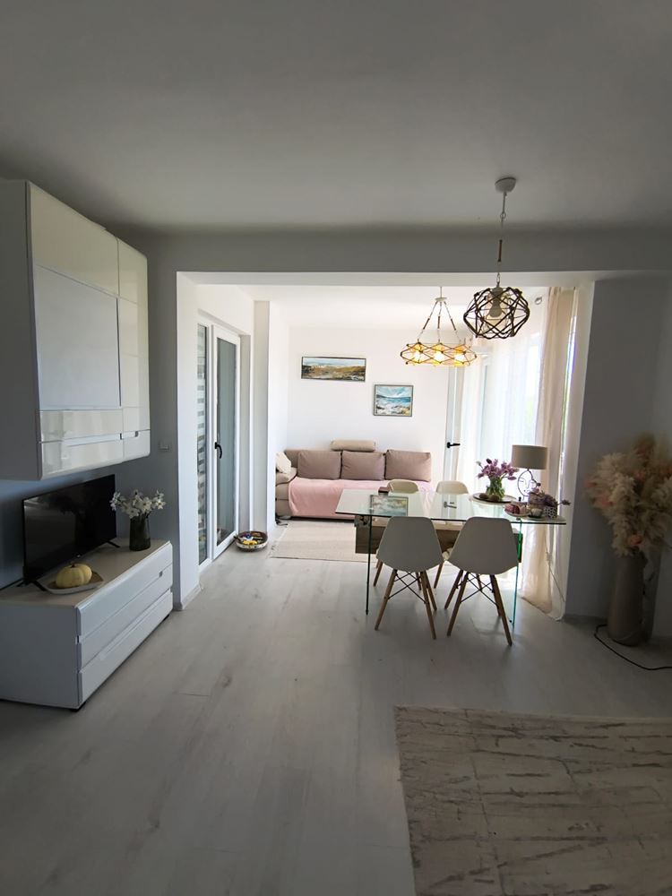 Реновиран двустаен апартамент с панорамна гледка в модерен комплекс близо до Слънчев бряг