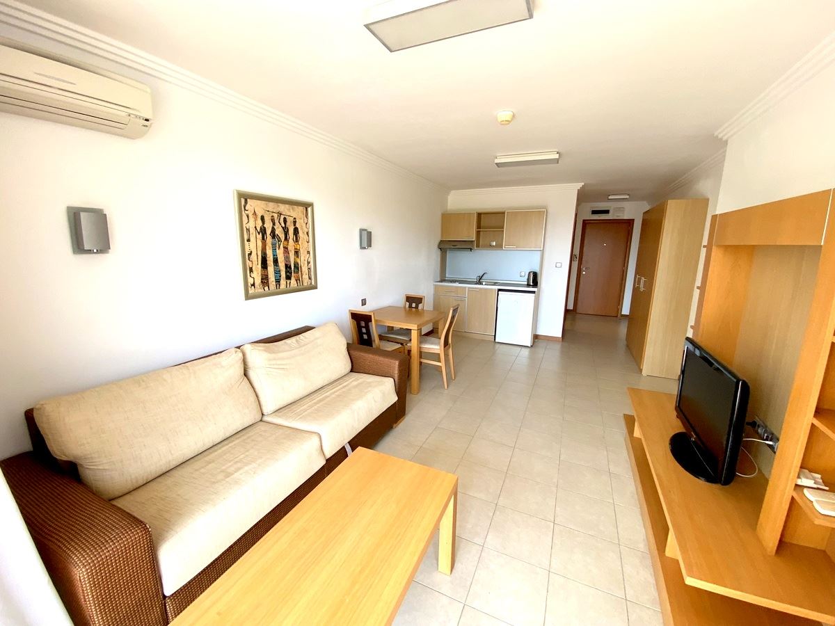 Просторен двустаен апартамент на първа линия в Равда – лукс, природа и впечатляваща гледка към басейна