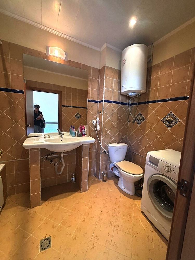 Светъл двустаен апартамент с голяма тераса и гледка към зеленината в Елените