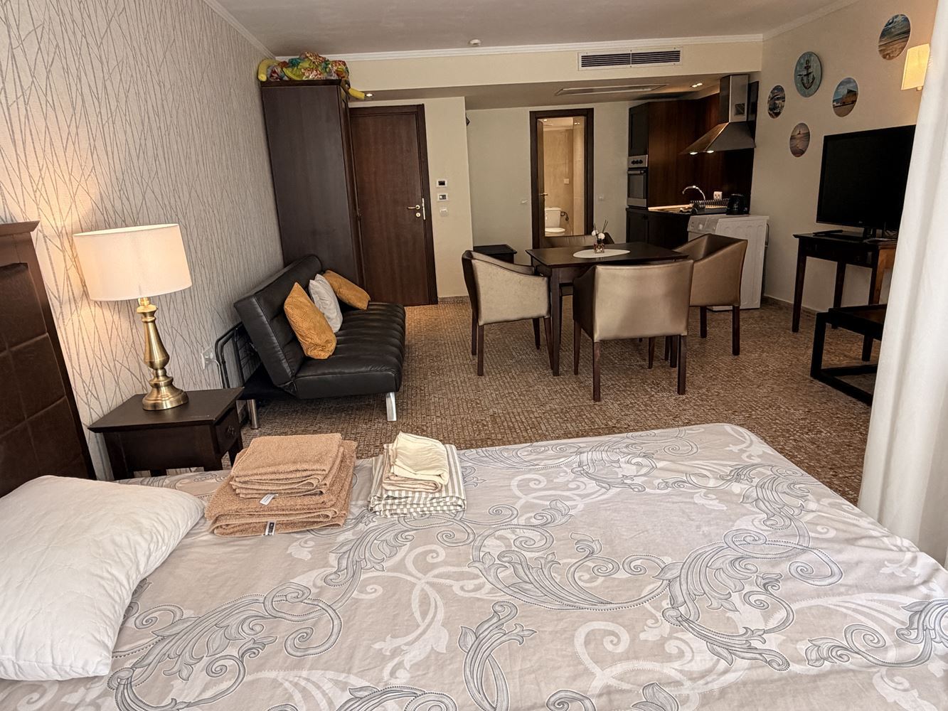 Ексклузивно студио с градина и директен достъп до басейн – на 100 м от морето в Слънчев бряг