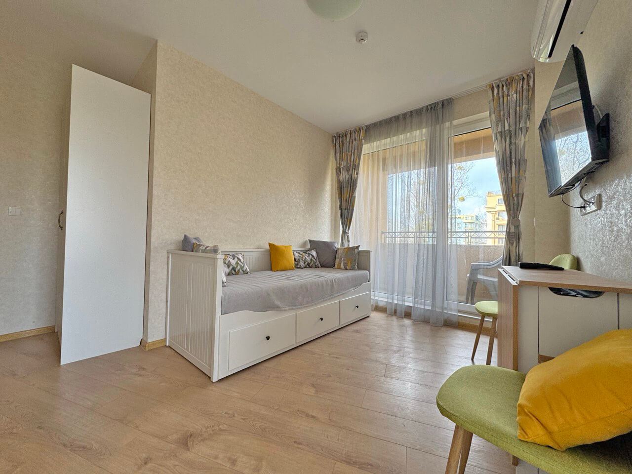 Светло студио в луксозен комплекс – прекрасен уют край басейна