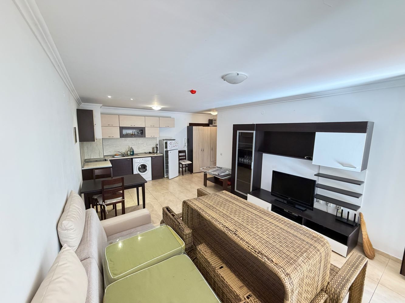 Апартамент на първа линия море с директен достъп до плажа в Свети Влас – собствена градинка към апартамента