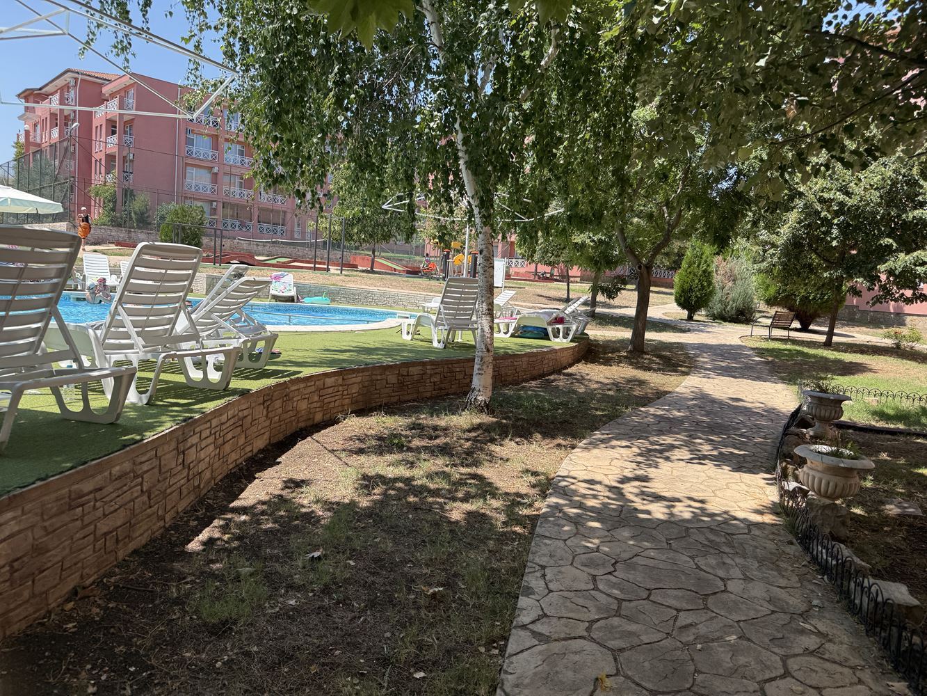 Обзаведен двустаен апартамент с гледка към басейна в района на Слънчев бряг