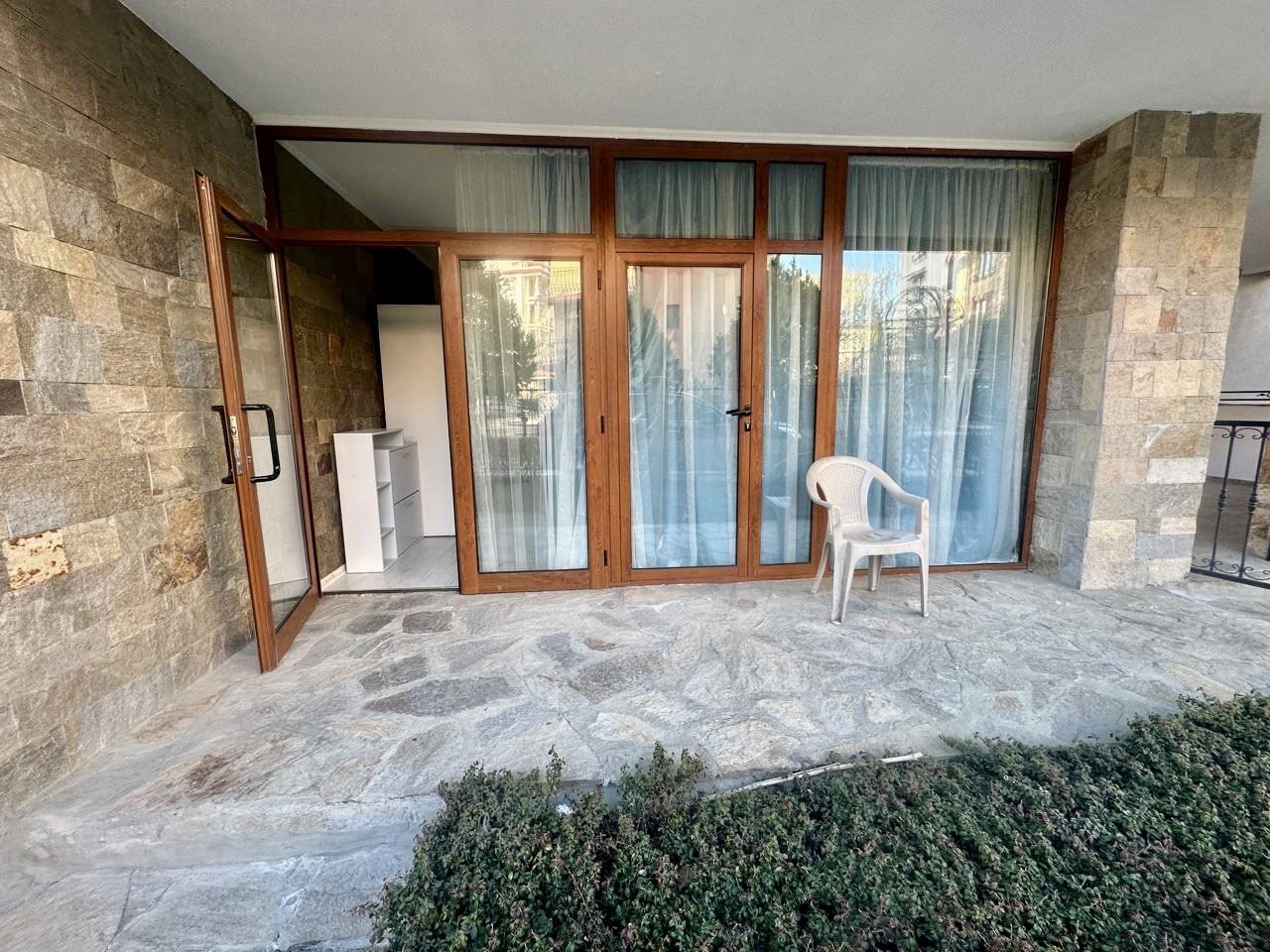 Просторно студио на партер с тераса и възможност за двустаен апартамент – само на 300 м от морето