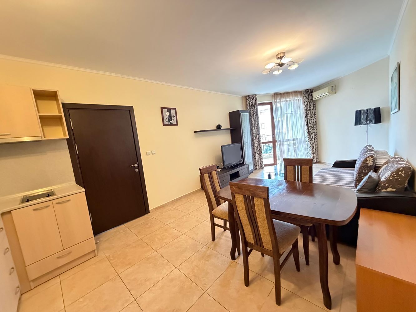 Апартамент с две спални и изглед към басейна в Несебър – простор, комфорт и отлична локация на 300 метра от морето