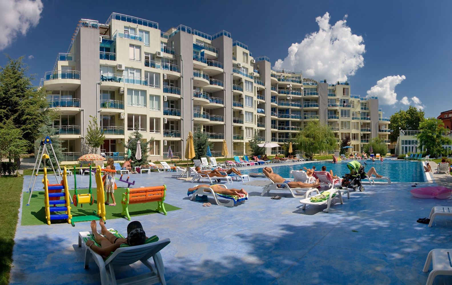 Слънчево и просторно студио с морска гледка в Равда – на 100 м от плажа, в поддържан комплекс с басейн и зеленина